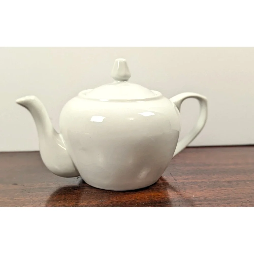 Cordon Bleu BIA Classic White Porcelain Teapot and Lid 32 Oz Microwave Oven Safe